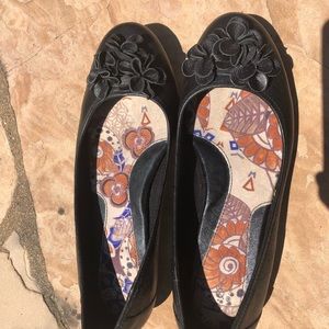 B.o.c black leather flat with flowers details